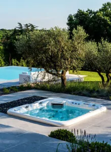 Проект Villa Côte d’Azur Architectes со встроенным уличным спа бассейном